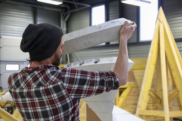 Un escalier hélicoïdal en mortier très haute performance de Ciments Calcia